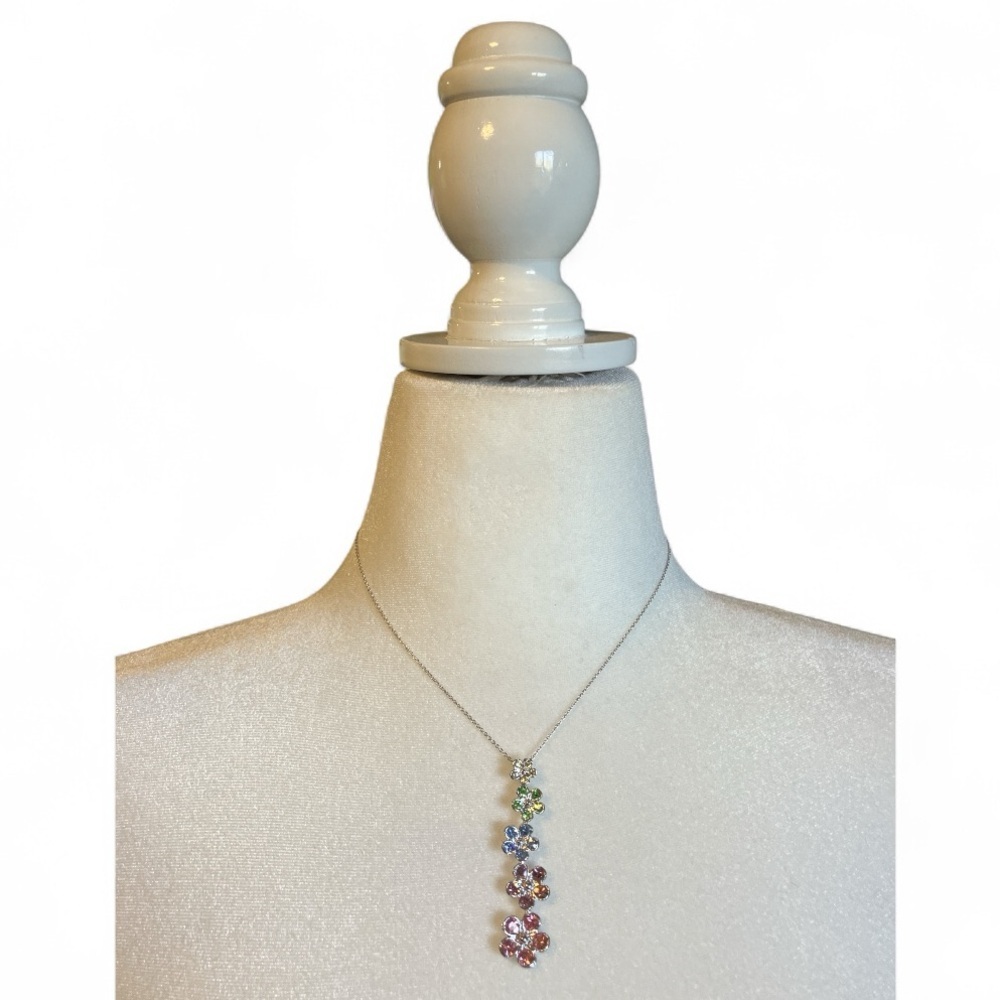 Avon President’s Club 2009 Crystal Daisy Pendant Necklace